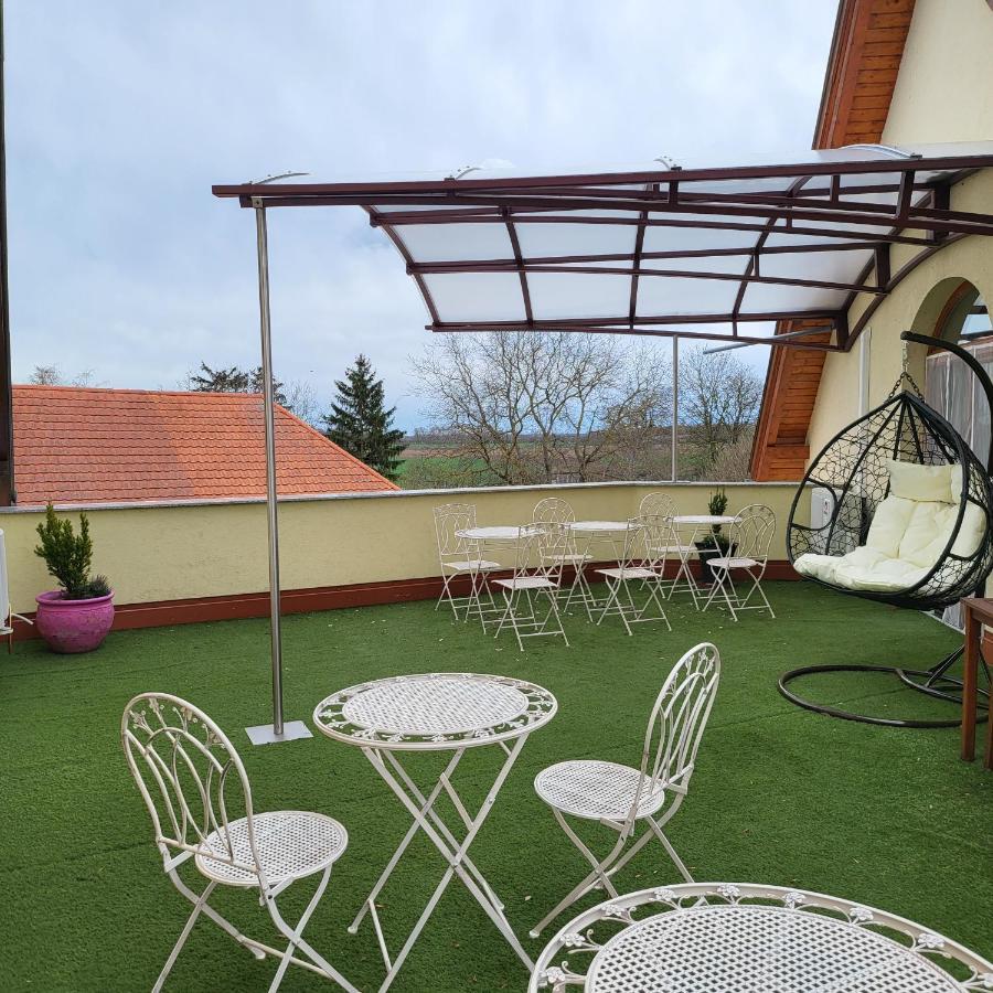 Napvirag-Haz Hotel Zsira Buitenkant foto